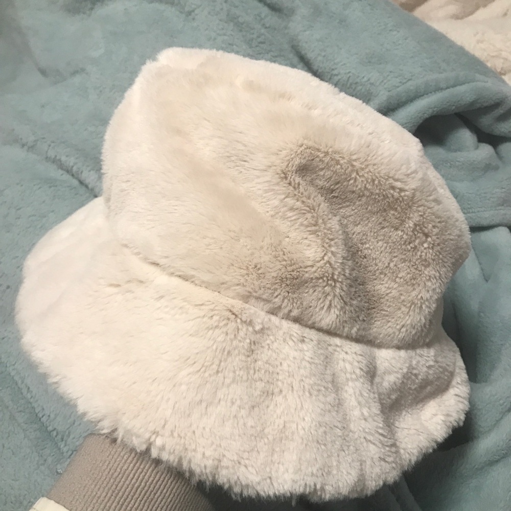 Faux Fur Bucket Hat in Cream